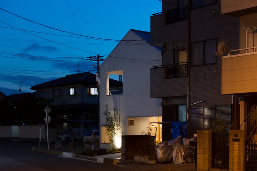 ไอเดีย และแบบการสร้างบ้านรูปทรงเรียบง่ายสีขาวเน้นสิ่งจำเป็น