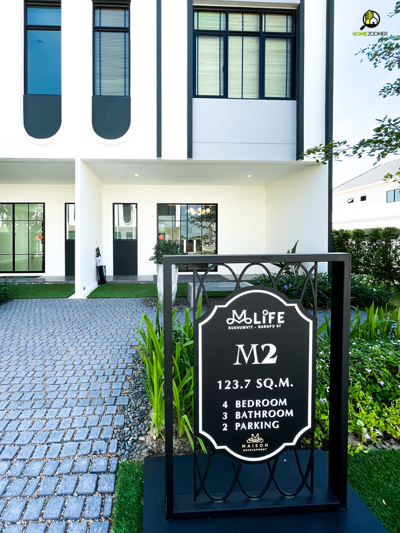 สำหรับ Master Bedroom จะอยู่ด้านหน้าสุดของตัวบ้าน ภายในห้องสามารถวางเตียงขนาด 5 ฟุตได้อย่างสบายๆ พร้อม Built in ตู้เสื้อผ้า โต๊ะเครื่องแป้ง และวางชุดโซฟาเข้ามุมห้องได้อย่างลงตัว แถมยังเหลือพื้นที่สำหรับเดินอีกพอสมควรอีกด้วยค่ะ 
