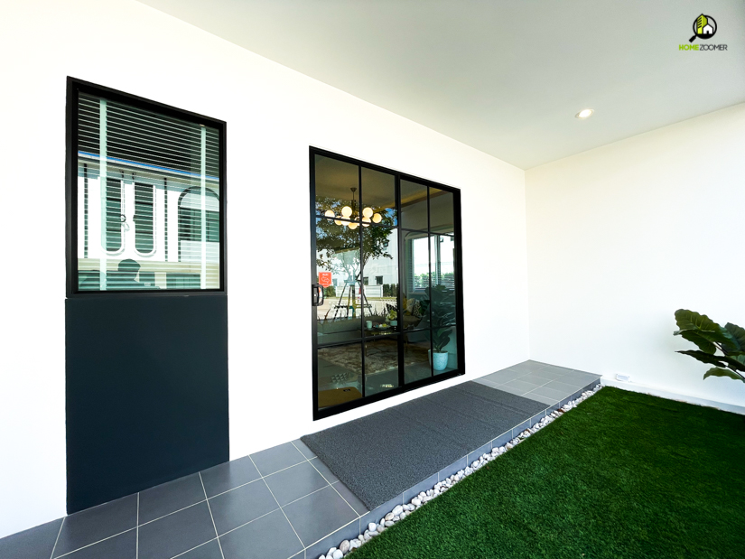 สำหรับ Master Bedroom จะอยู่ด้านหน้าสุดของตัวบ้าน ภายในห้องสามารถวางเตียงขนาด 5 ฟุตได้อย่างสบายๆ พร้อม Built in ตู้เสื้อผ้า โต๊ะเครื่องแป้ง และวางชุดโซฟาเข้ามุมห้องได้อย่างลงตัว แถมยังเหลือพื้นที่สำหรับเดินอีกพอสมควรอีกด้วยค่ะ 