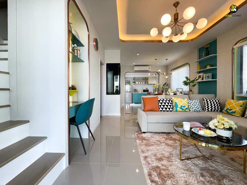 สำหรับ Master Bedroom จะอยู่ด้านหน้าสุดของตัวบ้าน ภายในห้องสามารถวางเตียงขนาด 5 ฟุตได้อย่างสบายๆ พร้อม Built in ตู้เสื้อผ้า โต๊ะเครื่องแป้ง และวางชุดโซฟาเข้ามุมห้องได้อย่างลงตัว แถมยังเหลือพื้นที่สำหรับเดินอีกพอสมควรอีกด้วยค่ะ 