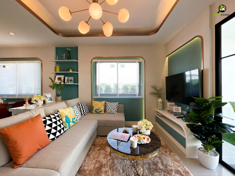 สำหรับ Master Bedroom จะอยู่ด้านหน้าสุดของตัวบ้าน ภายในห้องสามารถวางเตียงขนาด 5 ฟุตได้อย่างสบายๆ พร้อม Built in ตู้เสื้อผ้า โต๊ะเครื่องแป้ง และวางชุดโซฟาเข้ามุมห้องได้อย่างลงตัว แถมยังเหลือพื้นที่สำหรับเดินอีกพอสมควรอีกด้วยค่ะ 